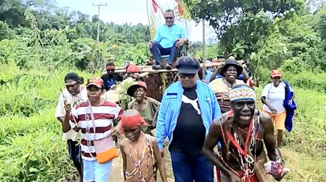 Masyarakat suku Moi Klabra sambut pasangan kandidat nomor urut 1 AFU dan Petrus (ARUS).