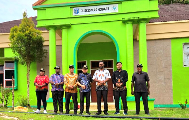 Pimpinan dan Ketua Komisi IV serta anggota DPR Kabupaten Sorong saat berada di Puskesmas Hobart.