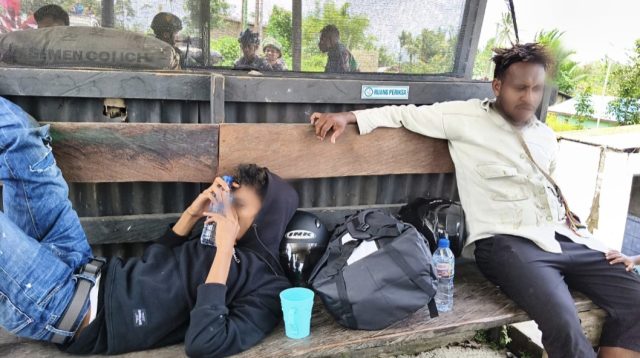 Dua korban selamat dari aksi brutal OTK di Bamusbama Tambrauw saat dbawa ke Pos TNI.