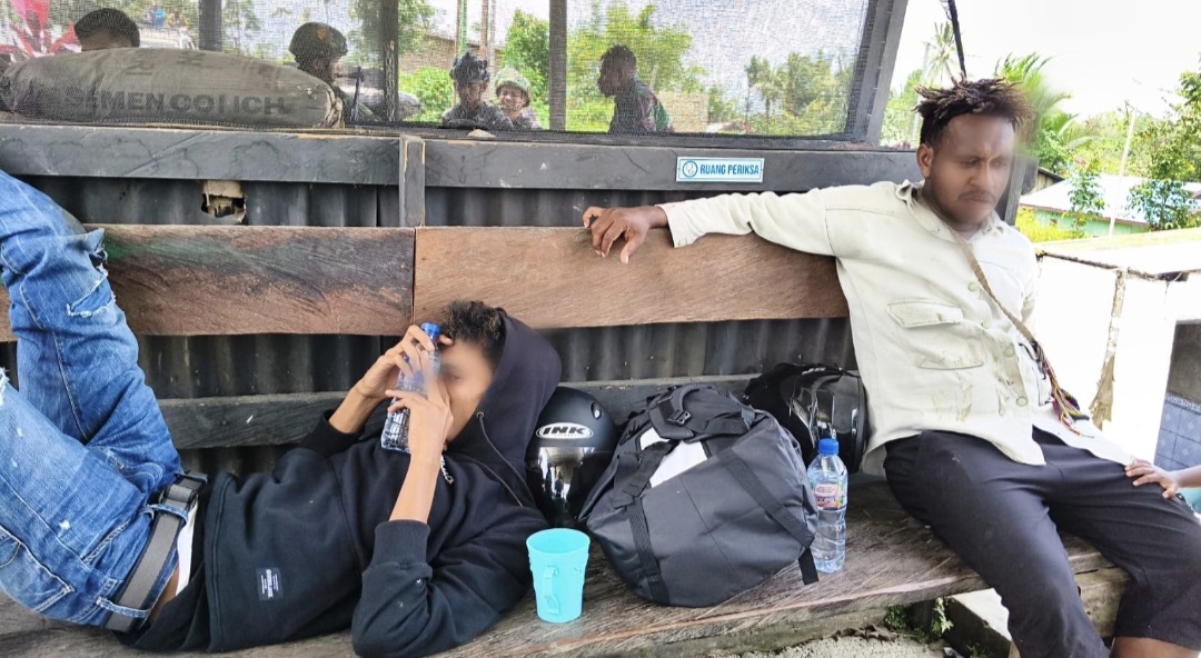 Dua korban selamat dari aksi brutal OTK di Bamusbama Tambrauw saat dbawa ke Pos TNI.